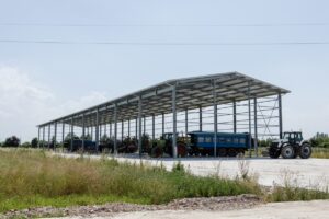 Struttura agricola, vista esterna da destra con macchine agricole all'interno