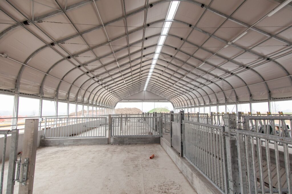 struttura con deli recinti vuoti