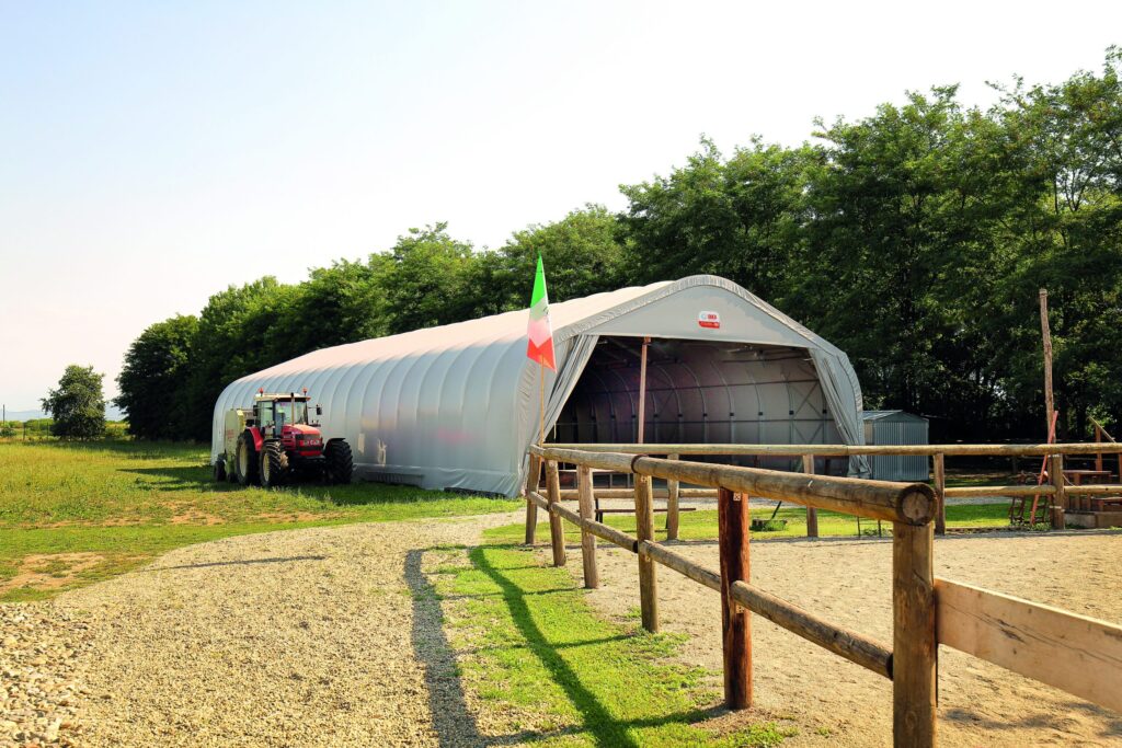Struttura agricola a tunnel in ambiente aperto