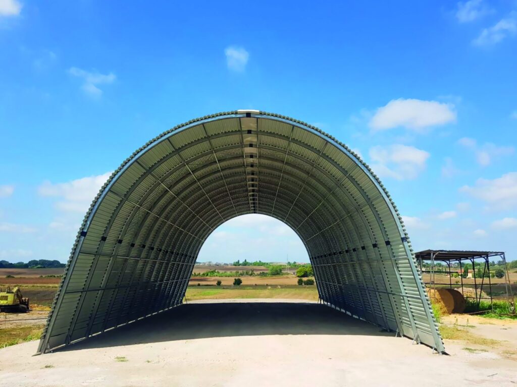Interno vuoto di un hangar agricolo ad arco